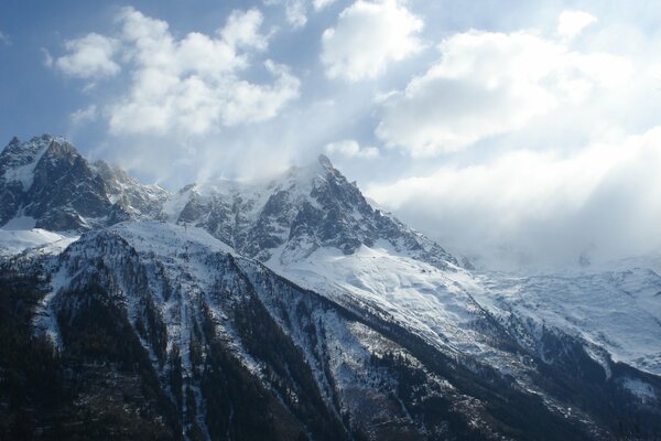 Blick auf die schneebedeckten Berge in den Wolken