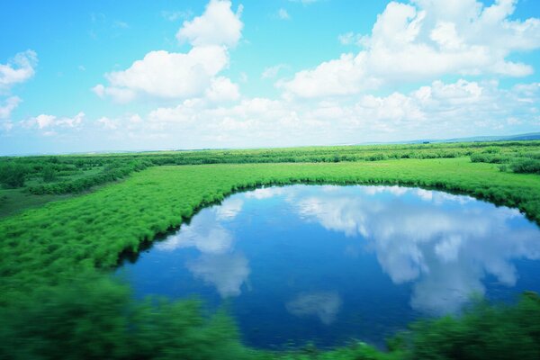 See im Tal mit blauem Himmel