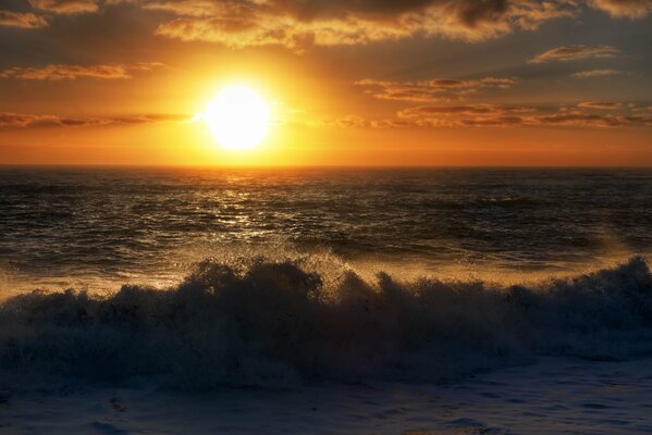 Schöner Sonnenuntergang vor dem Hintergrund des Meeres