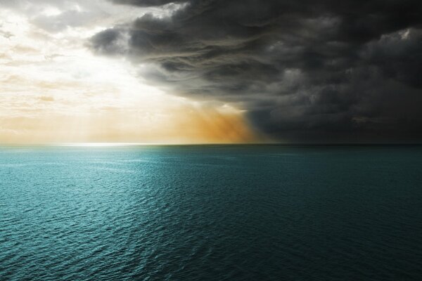 Warten auf einen Sturm im blauen Meer