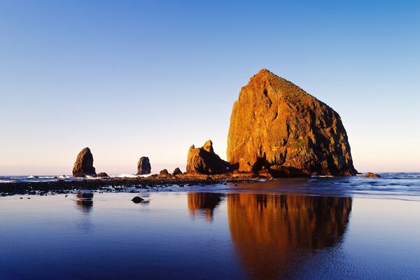 Rocas rocosas solitarias en la orilla del mar