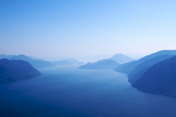 Insel der blauen Berge und Wolken