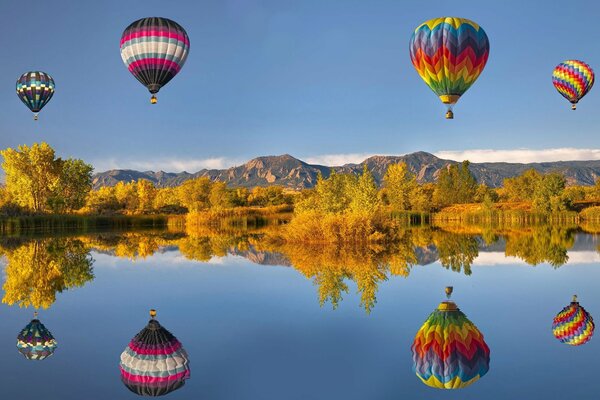 Palloncini sullo sfondo di un paesaggio montano