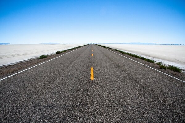 Strada automobilistica perfetta senza una sola macchina