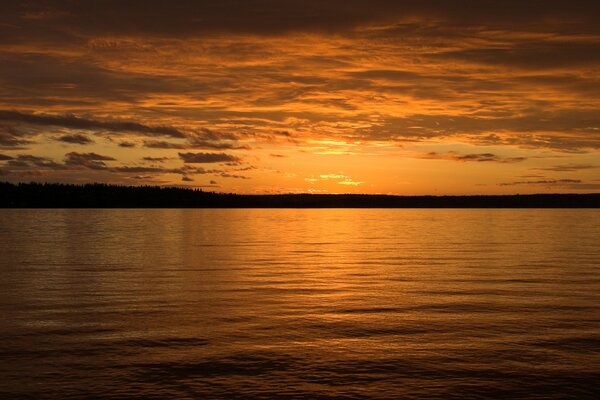 Orange Sonnenuntergang am Meer