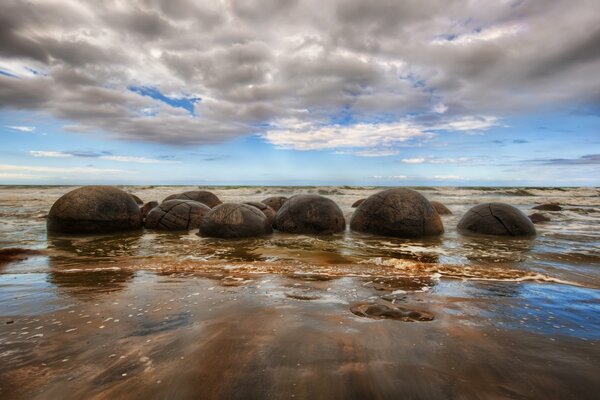 Grandes piedras oscuras en el mar