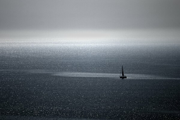 Un petit bateau flotte sur les vagues