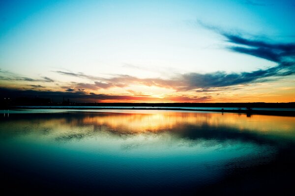 Incredibile tramonto sulla riva di un lago di montagna