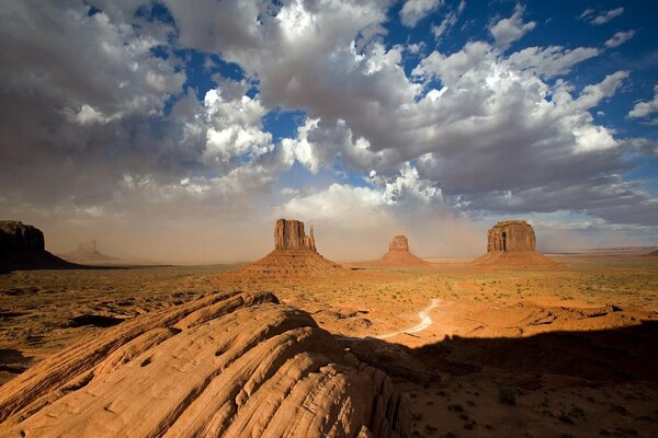 Каменные пустыни под густыми облаками