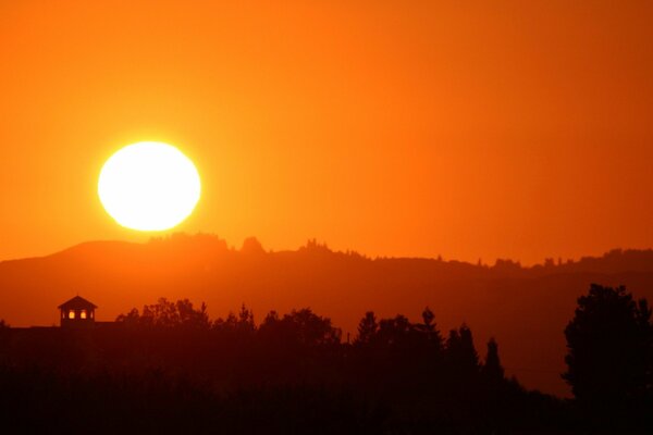 Einsam stehendes Haus bei Sonnenuntergang am Abend