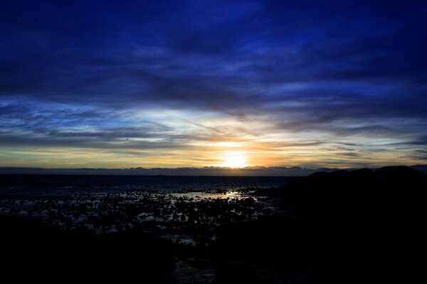 Coucher de soleil ensoleillé. Bord de mer