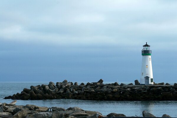 Phare sur fond de ciel du soir