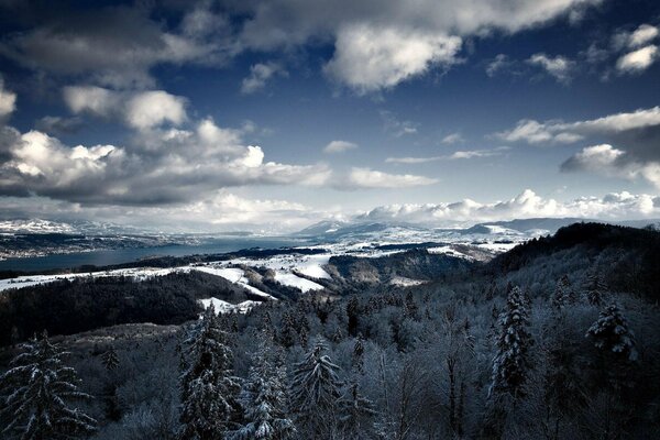 Montagne invernali contro il cielo