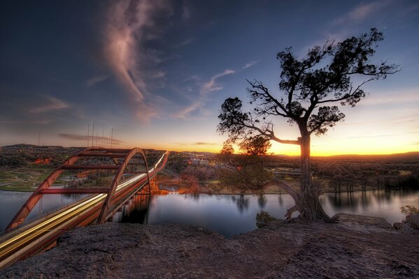 Brücke über den Fluss bei Sonnenuntergang in Austin