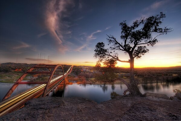 Most na rzece o zachodzie słońca w Austin