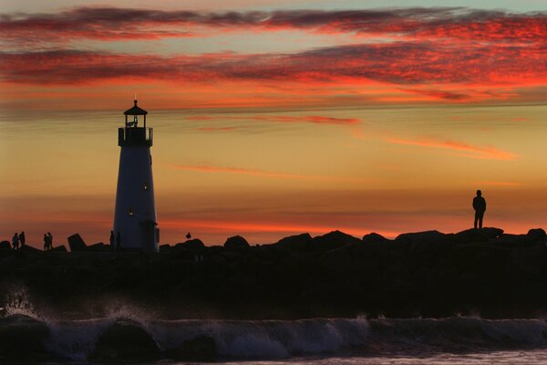 Phare au bord de la mer au coucher du soleil