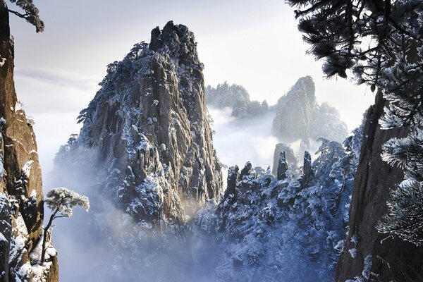 Rocas cubiertas de nieve en las montañas de China