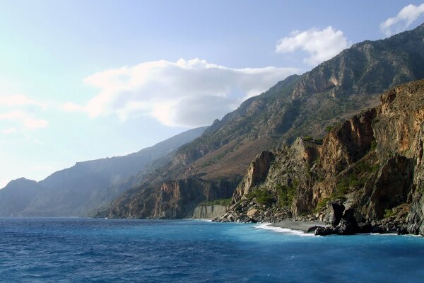 Außergewöhnliche Klippen mit blauem Meer