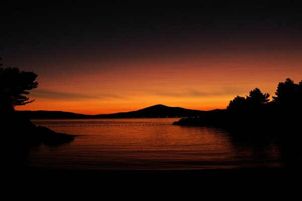 Nachtlandschaft mit Wasser und Bergen