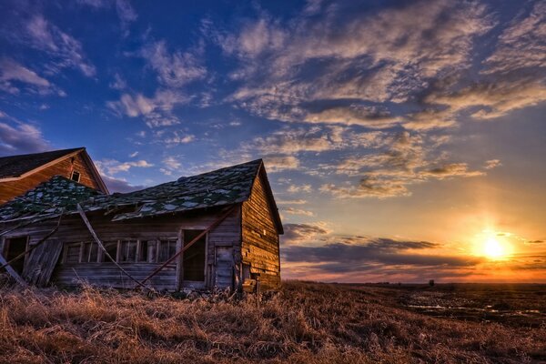 Vieille maison sur fond de ciel coucher de soleil