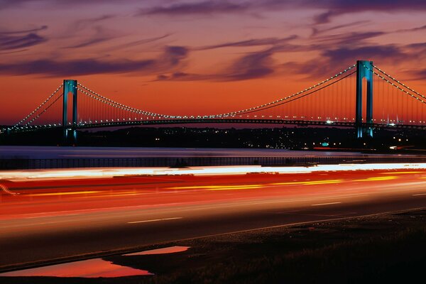 Le pont de nuit est très joliment illuminé