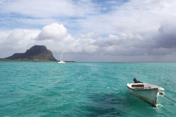 Roches, mer, ciel et bateau