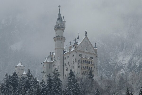 Lodowy zamek spowity śnieżnymi górami