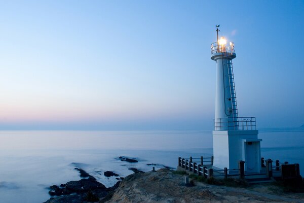 Un faro solitario se encuentra junto al mar