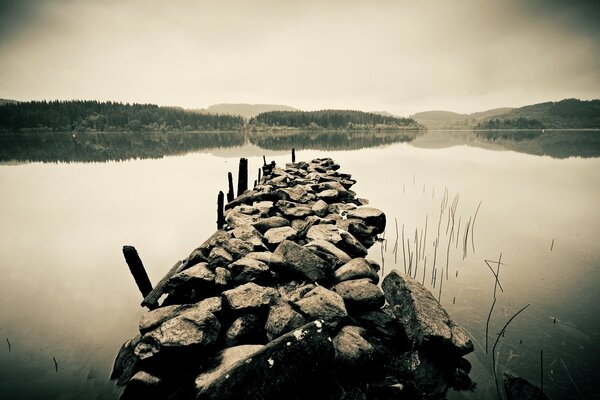 The road of stones to the horizon