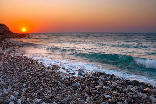 Bellissimo tramonto su Filato con ciottoli