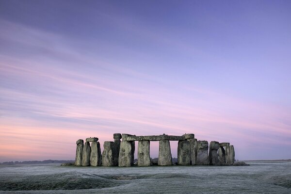 Tramonto nel Regno Unito a Stonehenge in estate