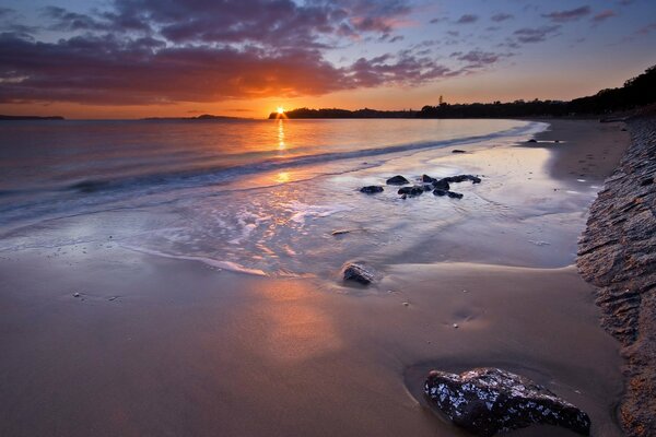 Coucher de soleil lumineux à Auckland