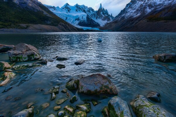 Lago de montaña con piedras