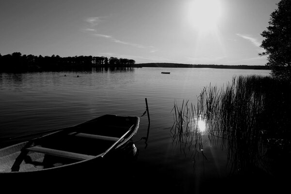 Bateau abandonné dans la nuit sur le lac