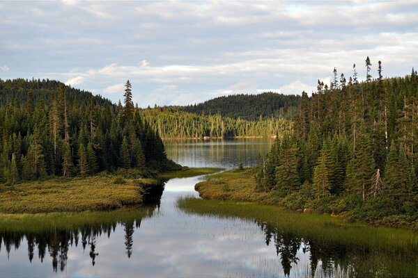 The crystal nature of mirror lakes in Canada