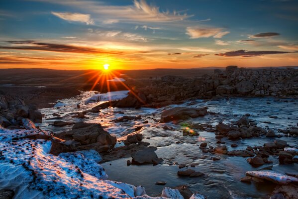 Paesaggio serale tramonto dietro il fiume