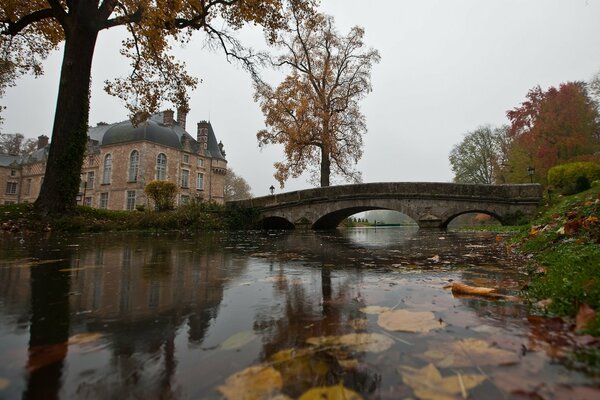 Pont de pierre sur un étang dans un domaine anglais