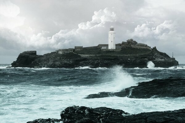 Vista di un faro in una tempesta di mare