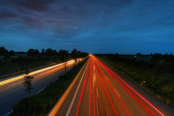 Lumières lumineuses des routes de nuit