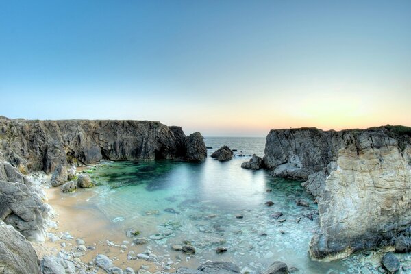 Spiaggia e scogliere della penisola di quiberon in Francia