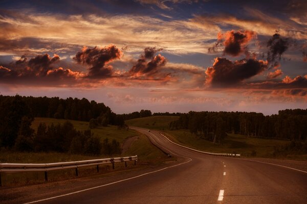 Eine Straße mit einem purpurroten Himmel und einem sichtbaren Horizont