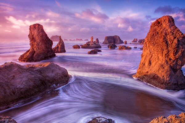 Mar con grandes rocas, mar lila