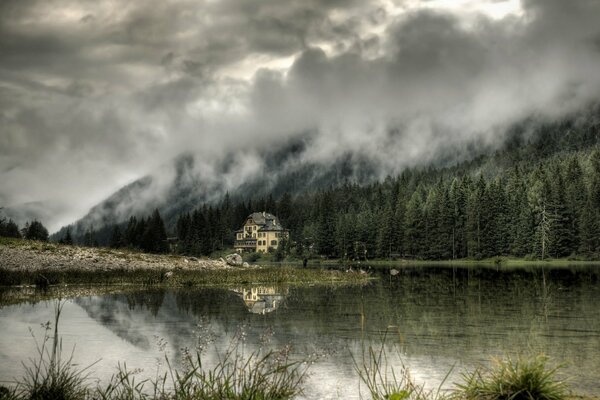 Maison dans la forêt au bord du lac