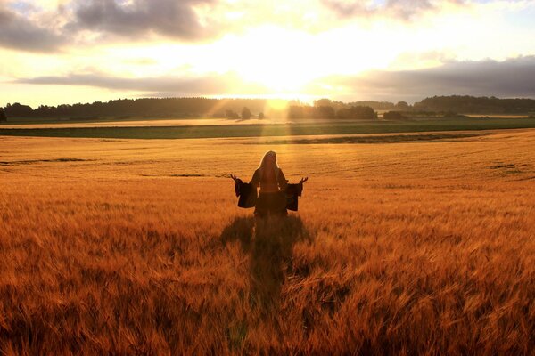 Foto di una ragazza in un campo sullo sfondo dell orizzonte