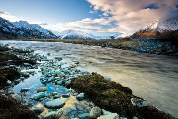 Blauer Fluss auf dem Hintergrund der Berge