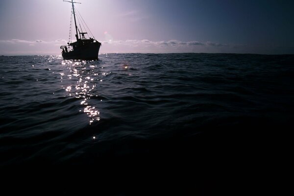 El barco se mueve en el mar