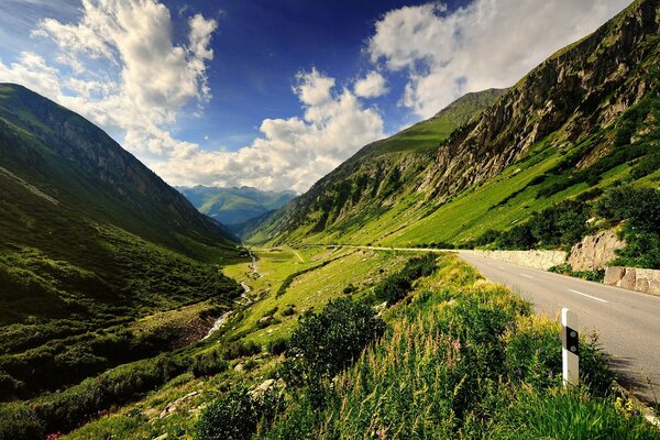 Camino de montaña que sale a lo lejos