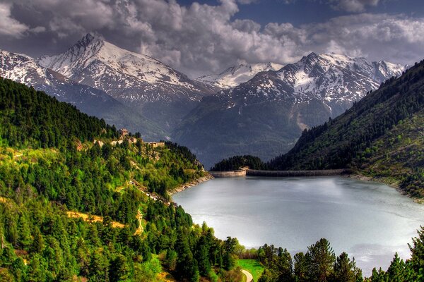 Ein See, der zwischen Wäldern und Bergen liegt