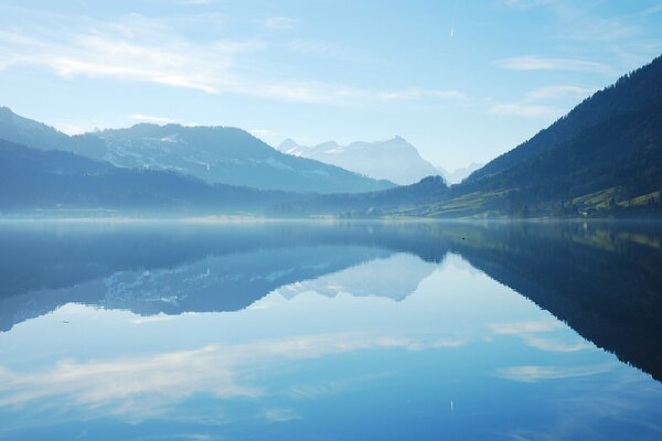 Reflejo del cielo en la superficie del río