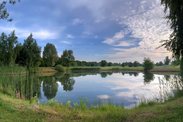 Der See im Wald und die Wolken spiegeln sich in diesem See wider